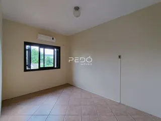 Ambiente interno com piso de cerâmica e ar-condicionado instalado.