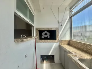 Foto de um interior com janela e área de bancada em Lajeado.