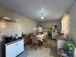 Foto de uma cozinha e sala de jantar em um imóvel no Brasil.