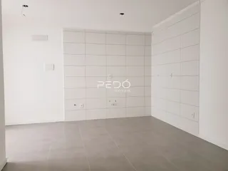 Imagem de um ambiente interno com paredes brancas e piso de cerâmica.