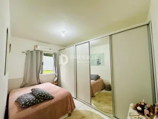Quarto com cama e armário em um imóvel no Brasil.