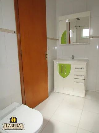 Banheiro com armário e espelho em ambiente residencial.