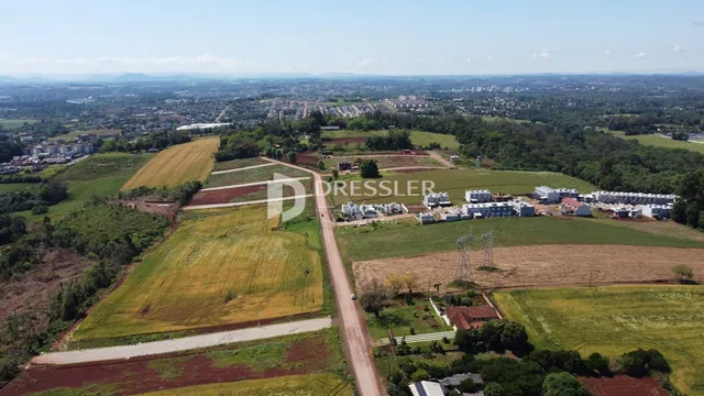Vista aérea de terras agrícolas e vegetação na região de Lajeado.