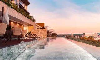 Vista da fachada de uma propriedade com piscina e área de lazer em Lajeado.