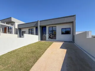Fachada moderna de uma residência em Lajeado, Brasil, com jardim e entrada pavimentada.