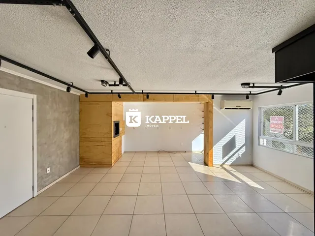 Foto de um ambiente interno amplo com piso de cerâmica e estrutura de madeira.