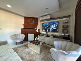Sala de estar com lareira e móveis brancos.