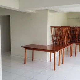 Foto de um ambiente interno com uma mesa de madeira.