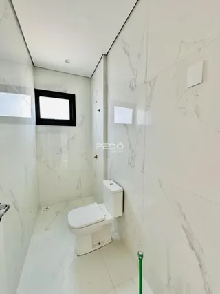Foto de um banheiro moderno com revestimento em mármore branco.