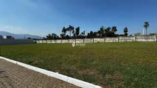 Vista de um terreno com gramado e muro em Lajeado, Brasil.
