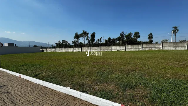 Vista de um terreno com gramado e muro em Lajeado, Brasil.