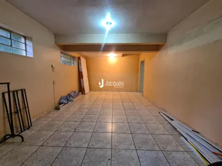 Hall de entrada com piso de cerâmica e paredes claras.