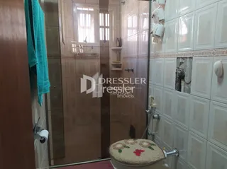 Hall da frente com portas e revestimento de cerâmica na propriedade.