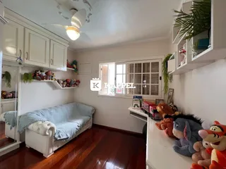 Sala de estar com sofá branco e estantes de madeira.