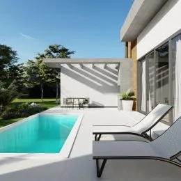 Foto de uma área externa com piscina e deck em uma propriedade.