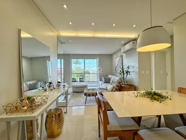 Sala de estar moderna com piso de porcelanato claro e grande janela de vidro.