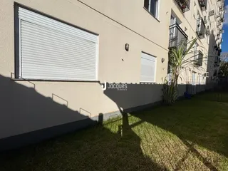 Fachada de um imóvel residencial em Lajeado, Brasil, com gramado na frente.