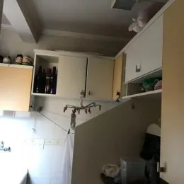 Foto de um interior com armários brancos e teto claro.
