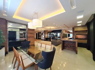 Sala de estar moderna com piso claro e detalhes em madeira.
