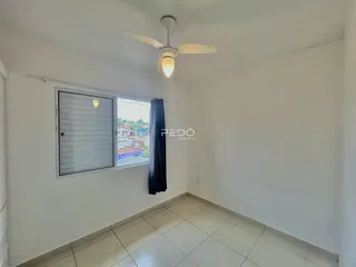 Ambiente interno de uma sala com piso de cerâmica e janela.