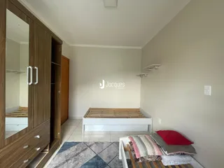 Quarto com cama de madeira e armário grande.