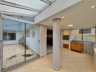 Sala de estar com portas de vidro que se abre para um pátio externo.