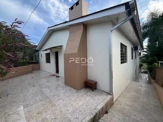 Fachada de uma casa em Lajeado, Brasil, com pátio externo de cerâmica.