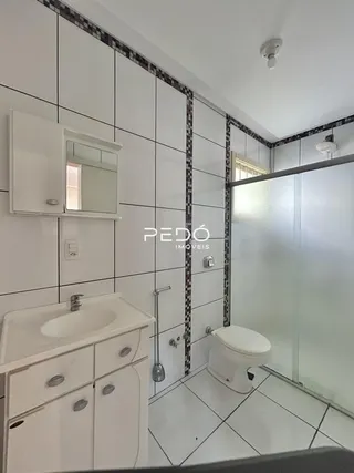 Foto de um banheiro interno com azulejos brancos e box de vidro.