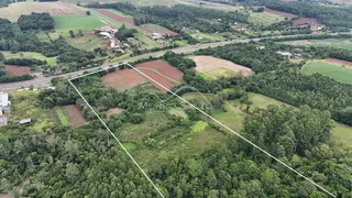 Vista aérea de uma área rural com campos e vegetação na região de Lajeado.