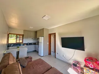 Sala de estar com vista para a cozinha e janela.