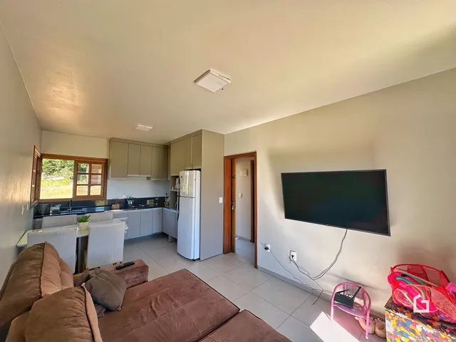 Sala de estar com vista para a cozinha e janela.