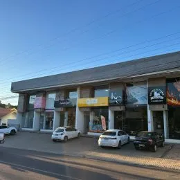 Fachada de um imóvel residencial em Lajeado, Brasil, com várias janelas e sinalização.