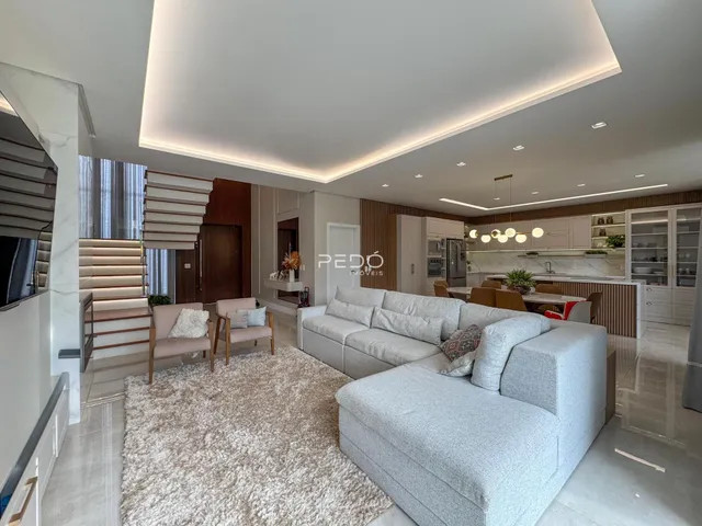 Sala de estar moderna com sofá e piso claro em um apartamento.