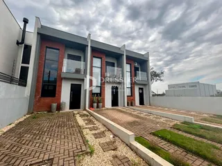 Fachada de uma residência em Lajeado, Brasil, com revestimento de tijolo vermelho.