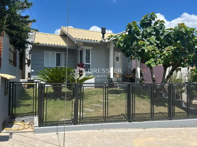 Fachada de uma residência em Lajeado, Brasil, com cerca e jardim frontal.