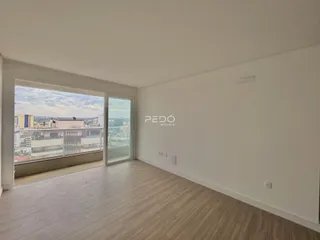 Sala de estar com vista para a paisagem urbana.