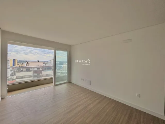 Sala de estar com vista para a paisagem urbana.