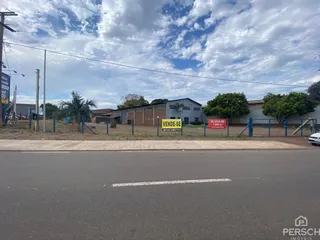 Fachada de uma residência em Lajeado, Brasil, com placas de venda e aluguel visíveis na rua.