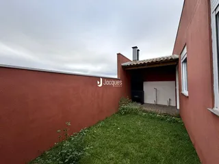 Vista externa de uma residência com jardim e garagem em Lajeado.