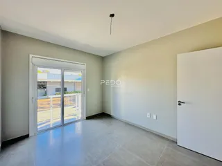 Ambiente interno de uma sala com porta de vidro em um imóvel em Lajeado.