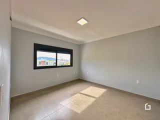 Sala de estar com grande janela de vista para a paisagem.