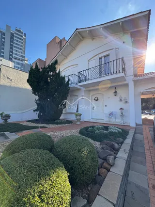 Foto da fachada de uma casa em Lajeado, Brasil, com jardim frontal.