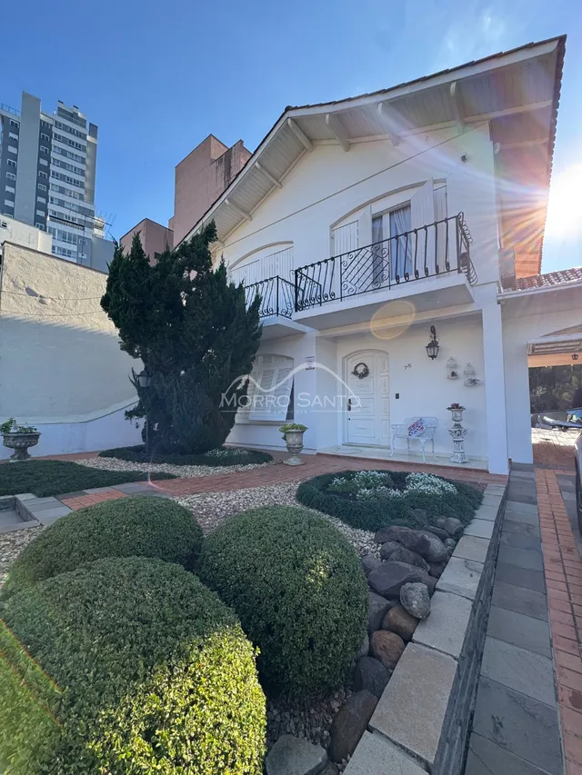 Foto da fachada de uma casa em Lajeado, Brasil, com jardim frontal.
