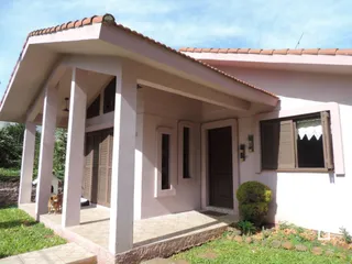 Fachada de uma casa em Lajeado, Brasil com varanda coberta.
