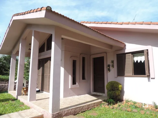Fachada de uma casa em Lajeado, Brasil com varanda coberta.