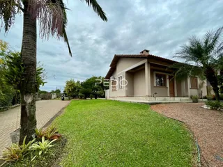 Fachada de uma casa em Lajeado, Brasil, com jardim verde.