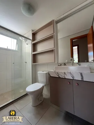 Foto de um banheiro com revestimento cerâmico e vaso sanitário branco.