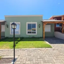 Fachada externa de uma residência em Lajeado, Brasil, com pintura verde.