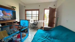 Quarto com cama grande e televisão montada na parede.