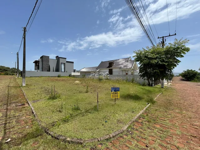 Foto da fachada de uma residência em Lajeado, Brasil, com um terreno gramado à frente.